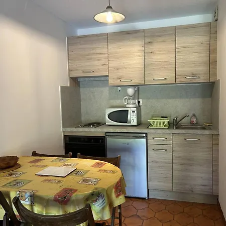 2 Pieces Avec Grande Terrasse, Proche Plage, A Bormes-les-mimosas - Fr-1-251-903