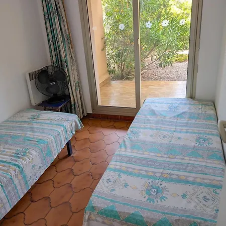 2 Pieces Avec Grande Terrasse, Proche Plage, A Bormes-les-Mimosas